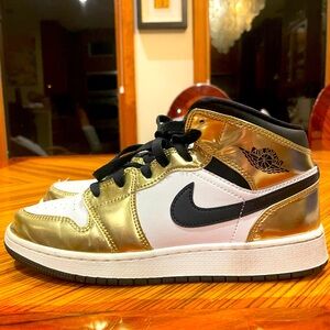 Nike Jordan 1 SE metallic gold year 2020 size 6 womens